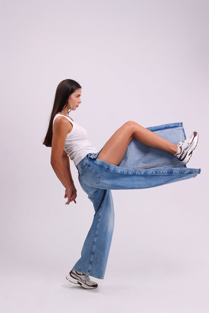 Buttoned Wide Leg Jeans