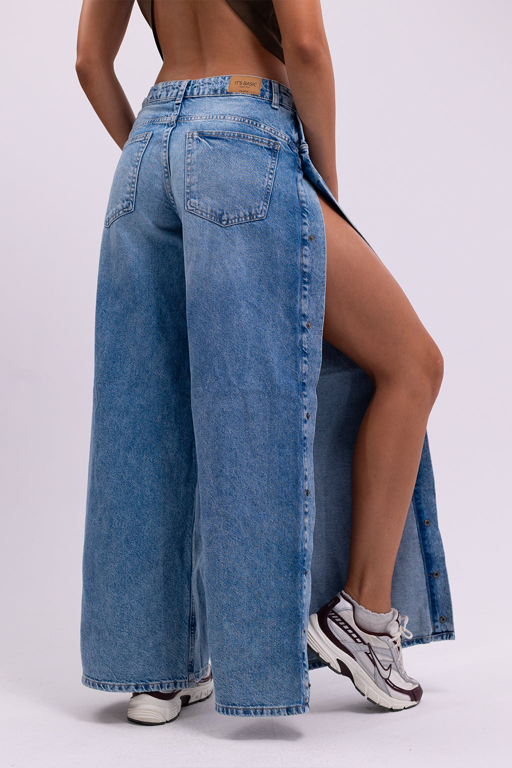 Buttoned Wide Leg Jeans